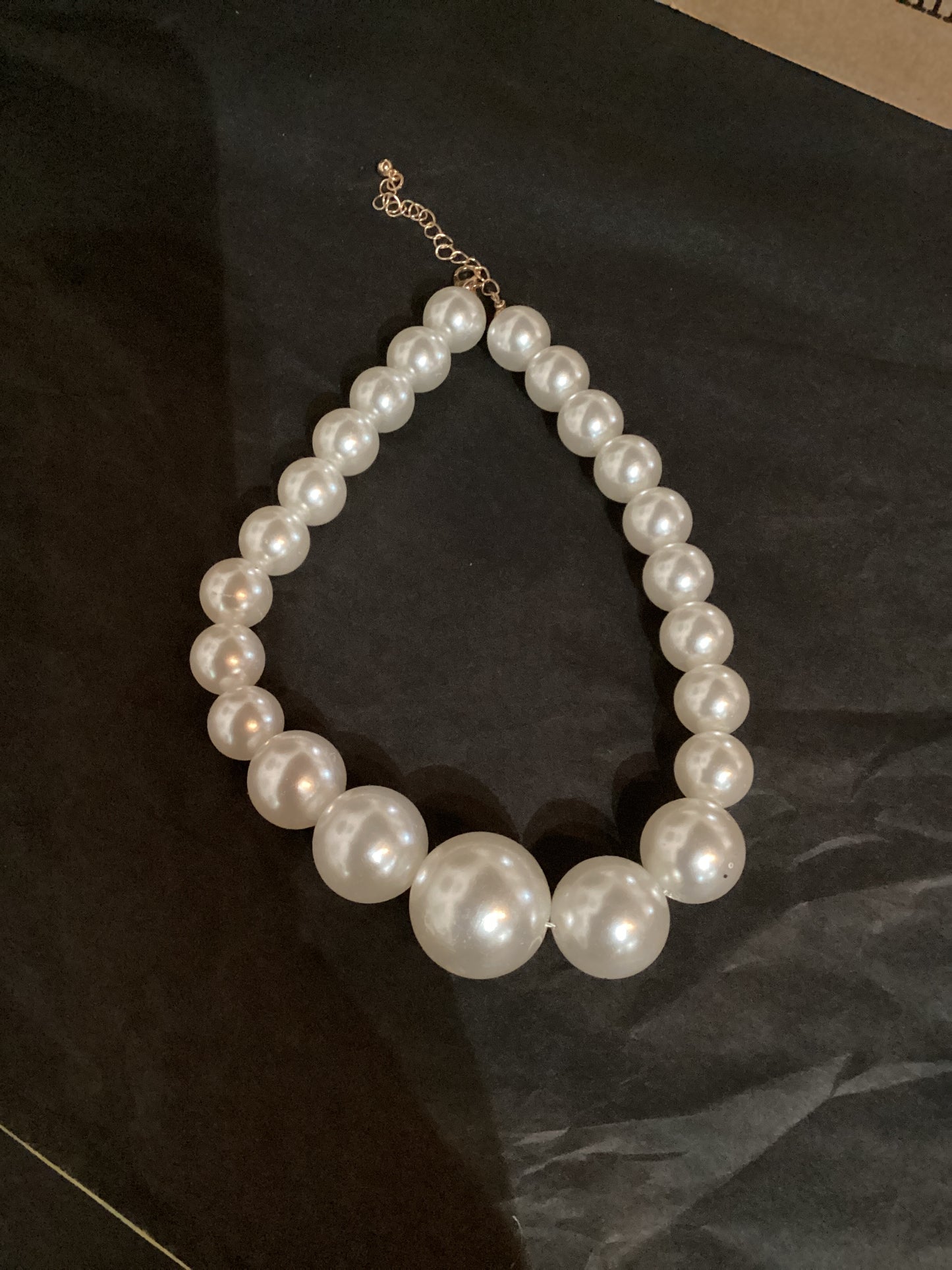 Medium pearl necklace with clasp