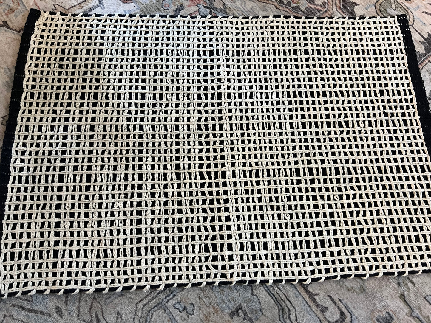 Accent rug black and cream