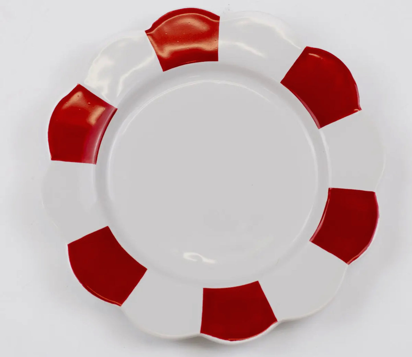Scalloped plates white and red