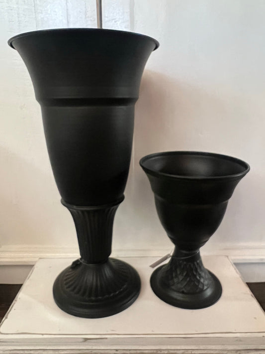 Set of 2 black metal urns